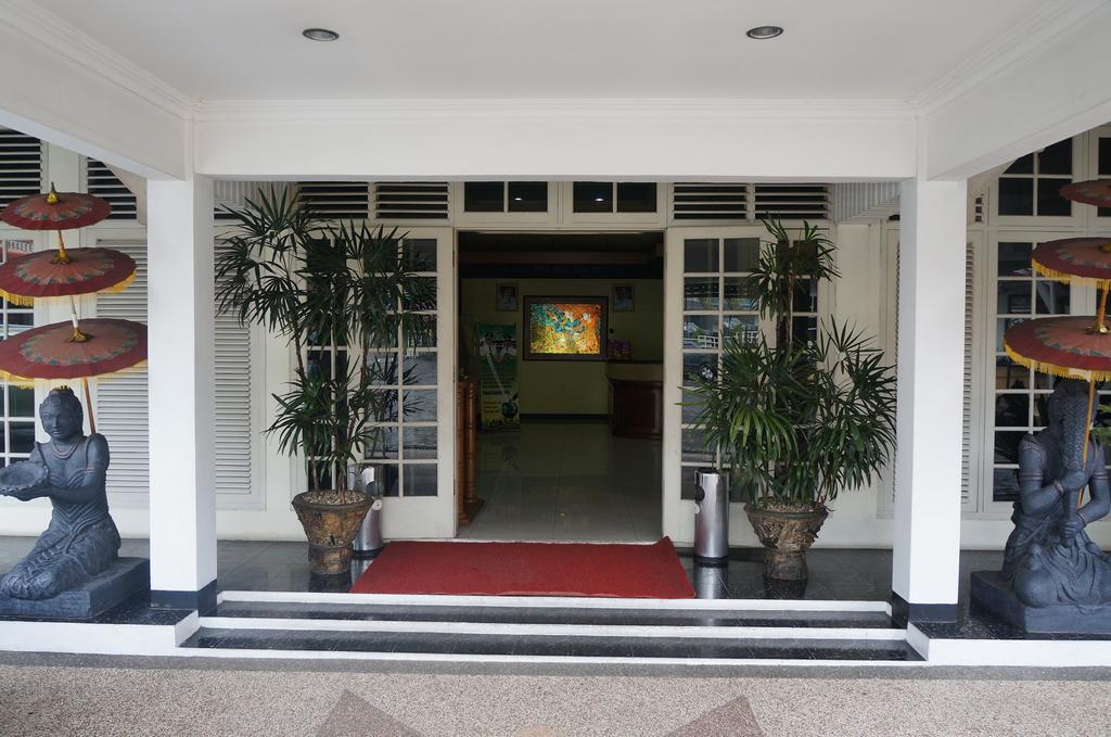 Urbanview Hotel Crown Tasikmalaya By Reddoorz Ngoại thất bức ảnh