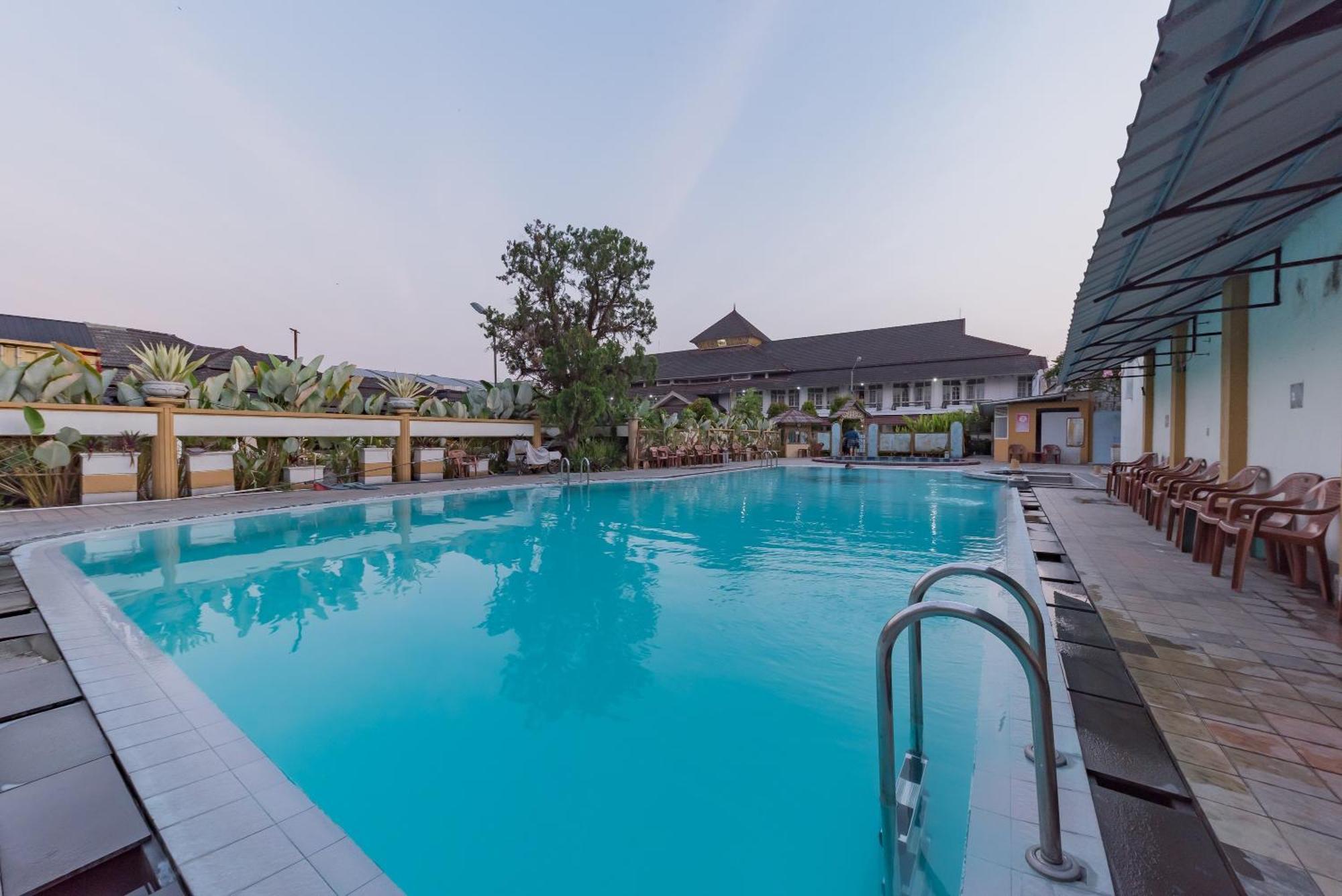 Urbanview Hotel Crown Tasikmalaya By Reddoorz Ngoại thất bức ảnh
