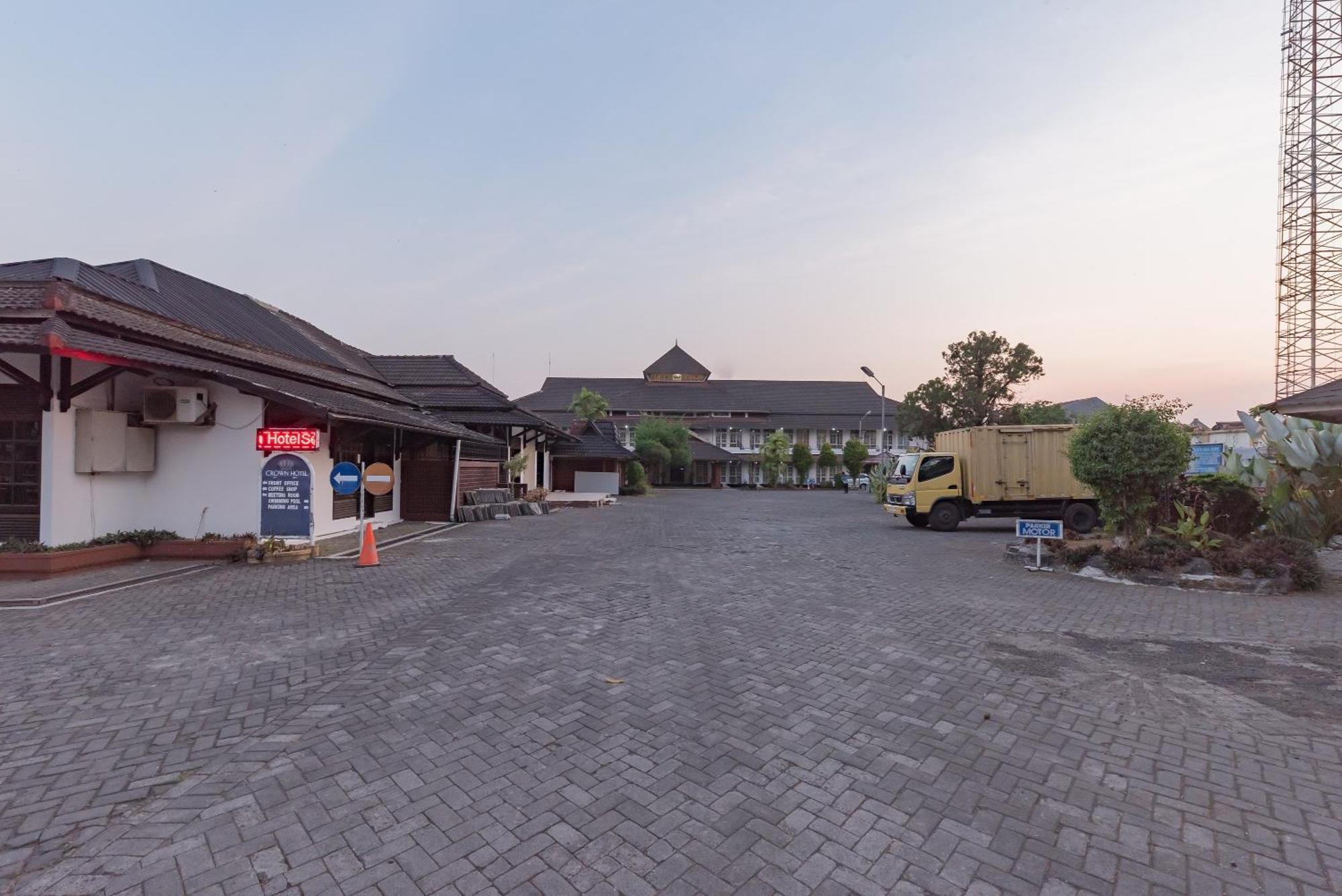 Urbanview Hotel Crown Tasikmalaya By Reddoorz Ngoại thất bức ảnh