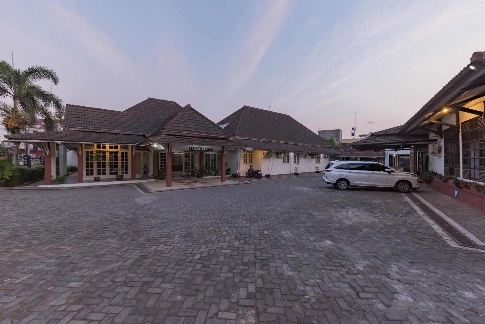 Urbanview Hotel Crown Tasikmalaya By Reddoorz Ngoại thất bức ảnh