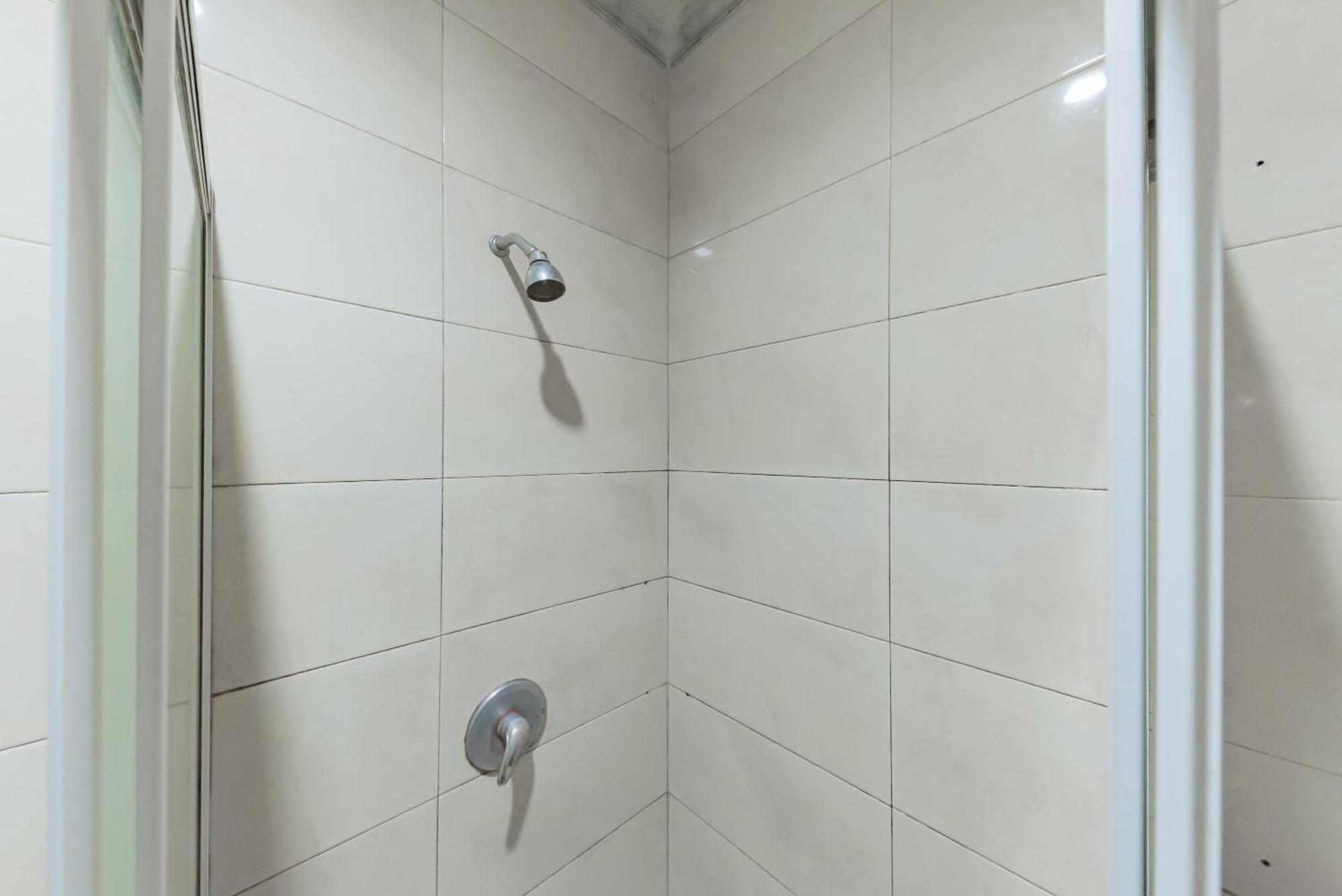 Urbanview Hotel Crown Tasikmalaya By Reddoorz Ngoại thất bức ảnh