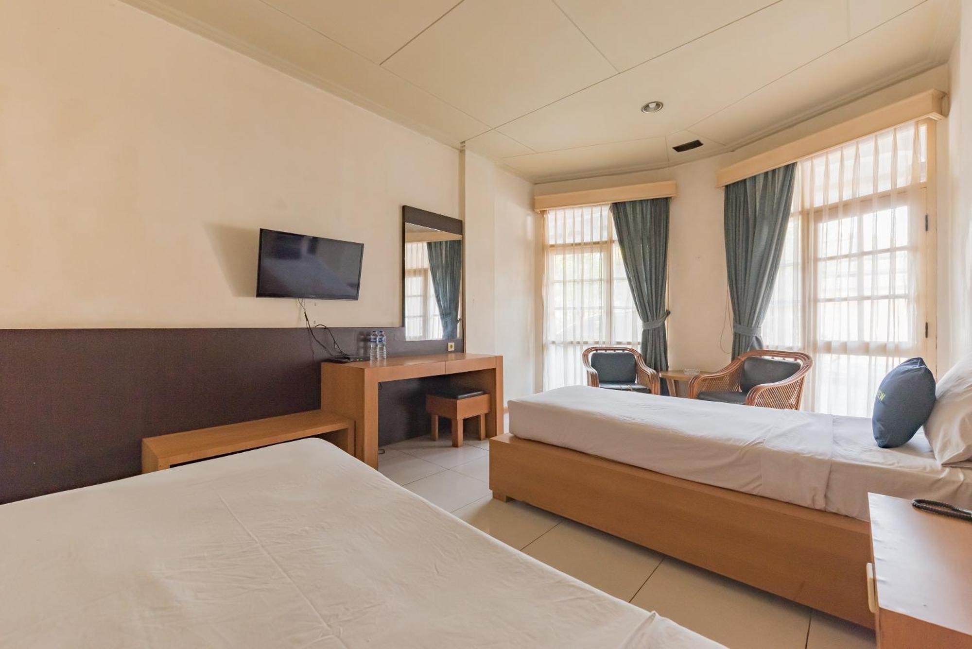 Urbanview Hotel Crown Tasikmalaya By Reddoorz Ngoại thất bức ảnh