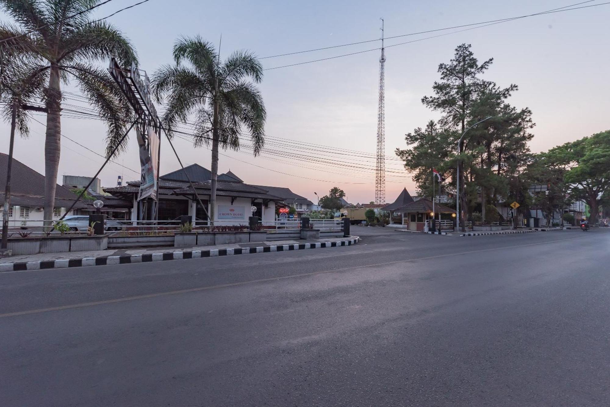 Urbanview Hotel Crown Tasikmalaya By Reddoorz Ngoại thất bức ảnh