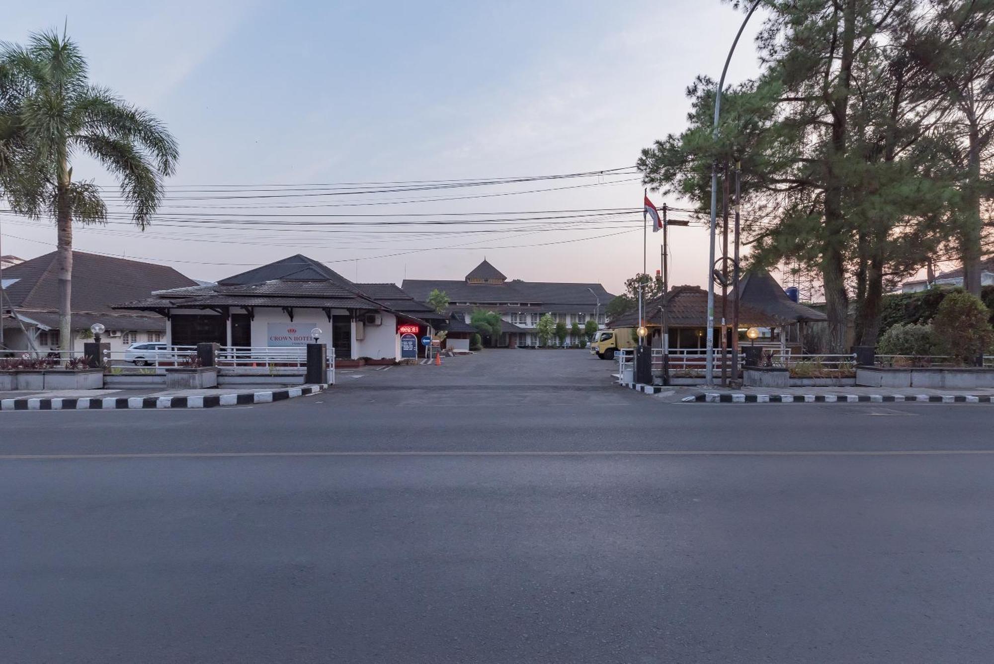 Urbanview Hotel Crown Tasikmalaya By Reddoorz Ngoại thất bức ảnh
