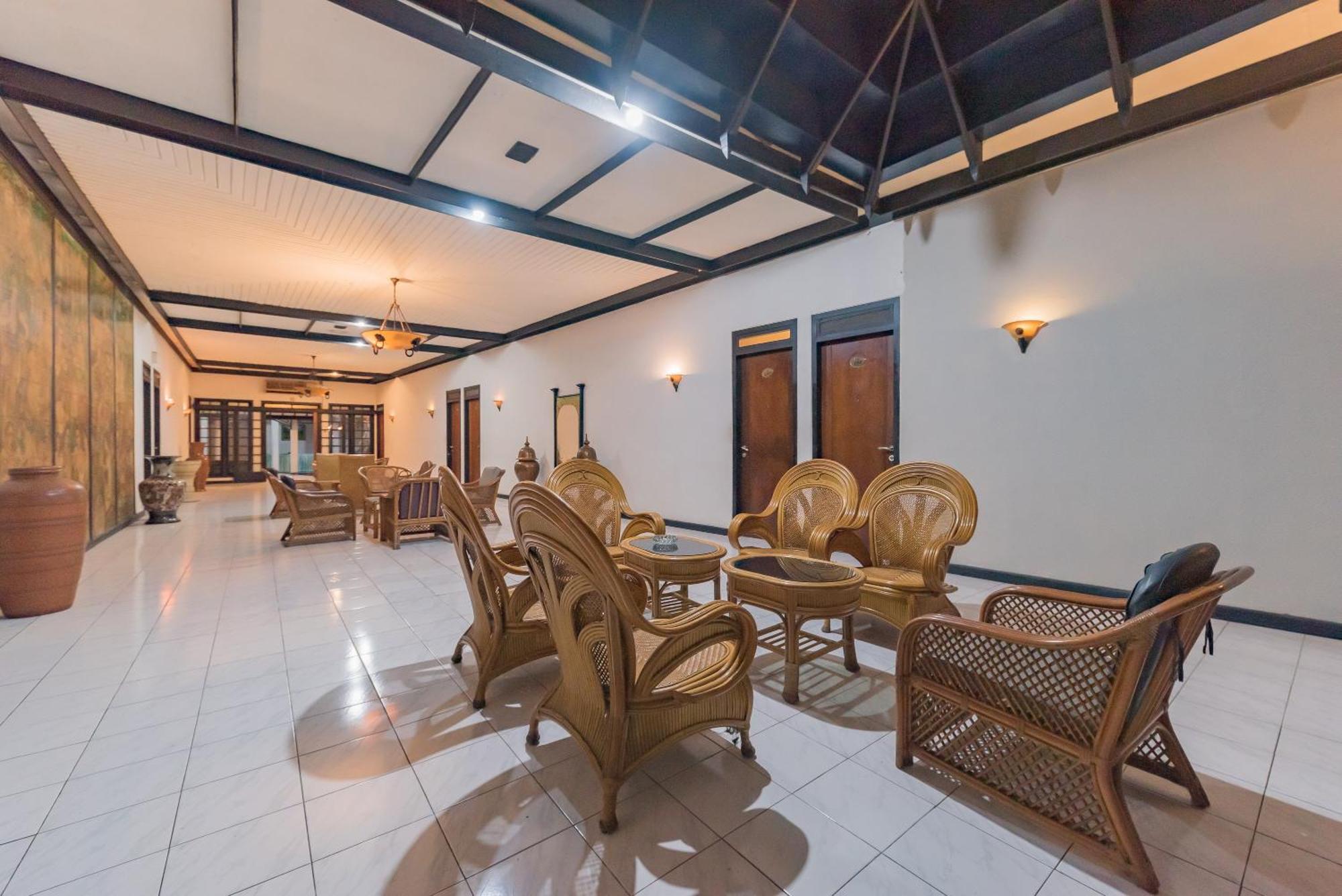 Urbanview Hotel Crown Tasikmalaya By Reddoorz Ngoại thất bức ảnh
