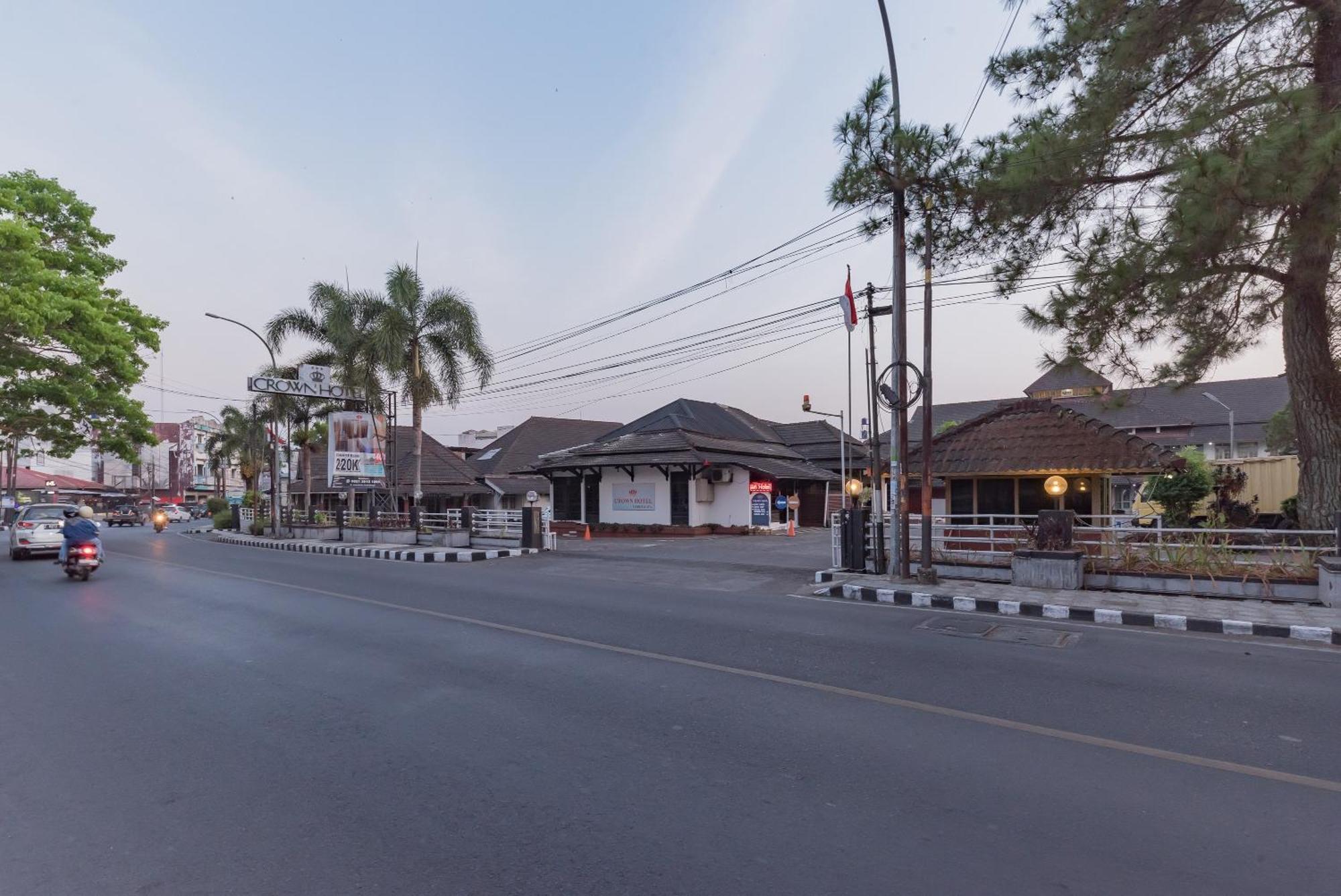 Urbanview Hotel Crown Tasikmalaya By Reddoorz Ngoại thất bức ảnh