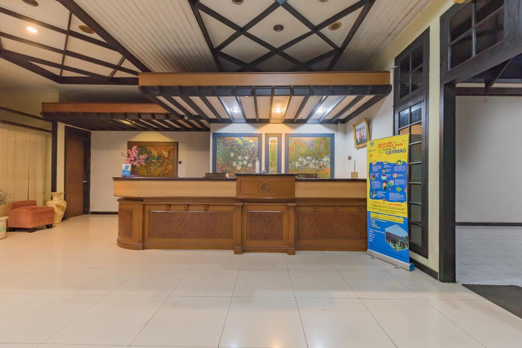 Urbanview Hotel Crown Tasikmalaya By Reddoorz Ngoại thất bức ảnh