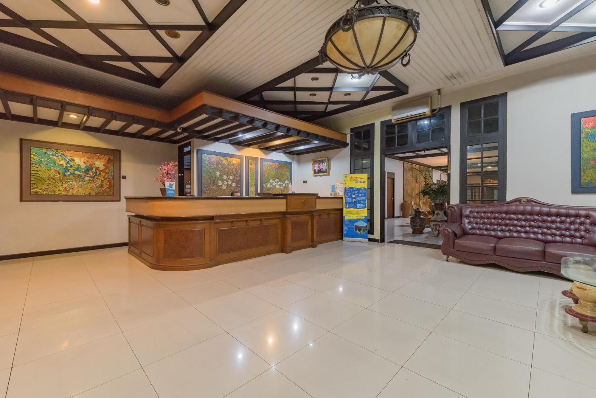 Urbanview Hotel Crown Tasikmalaya By Reddoorz Ngoại thất bức ảnh