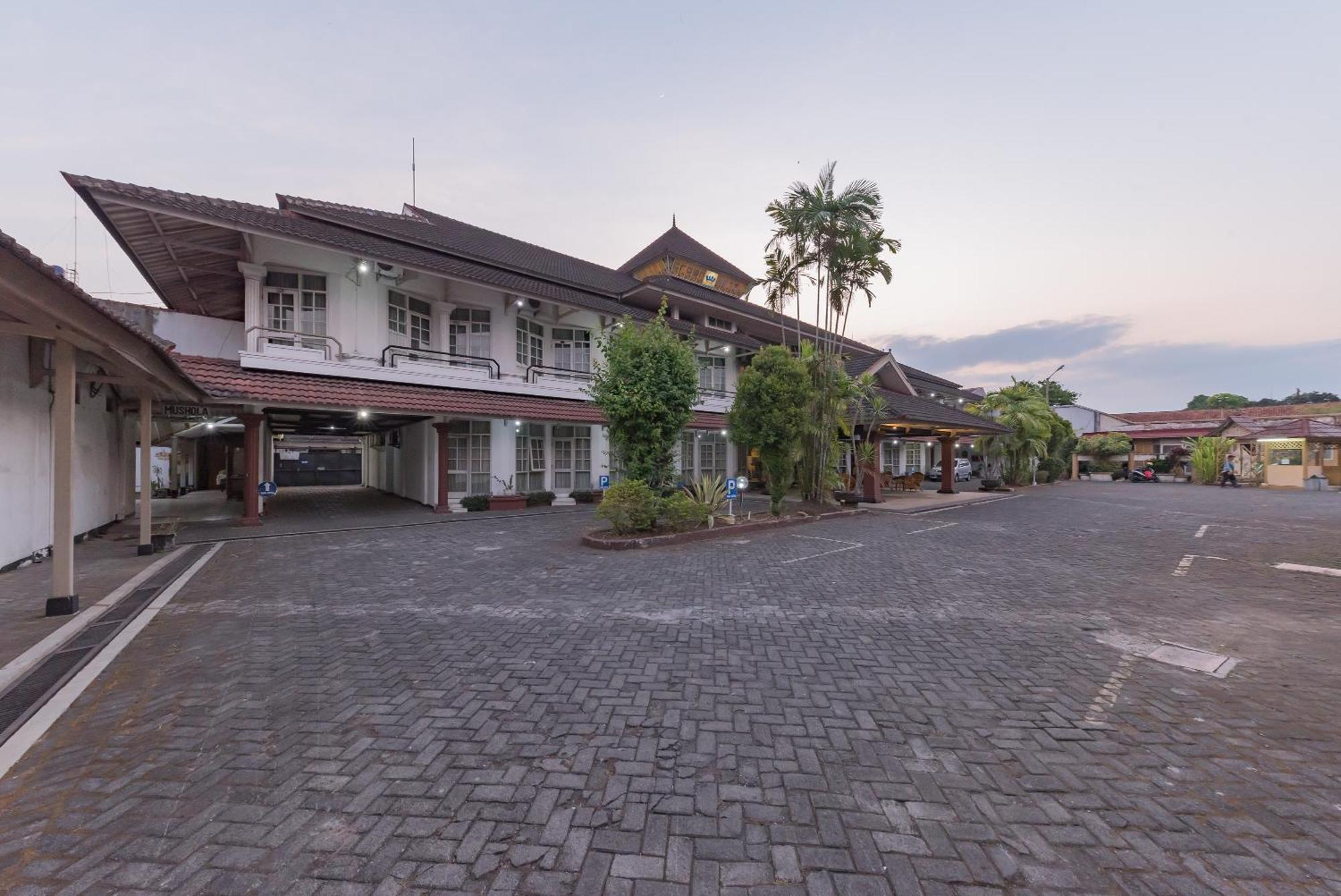 Urbanview Hotel Crown Tasikmalaya By Reddoorz Ngoại thất bức ảnh