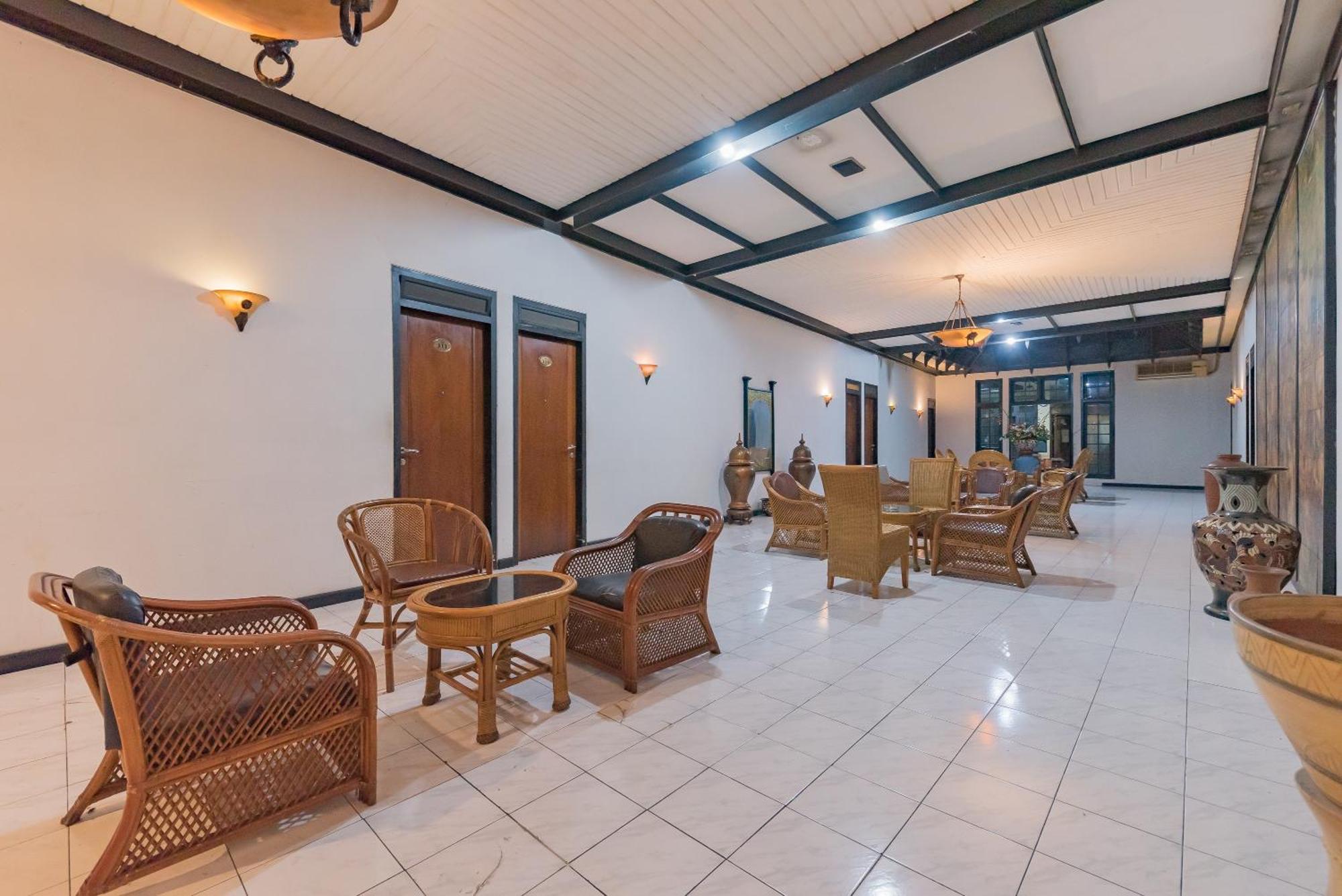 Urbanview Hotel Crown Tasikmalaya By Reddoorz Ngoại thất bức ảnh
