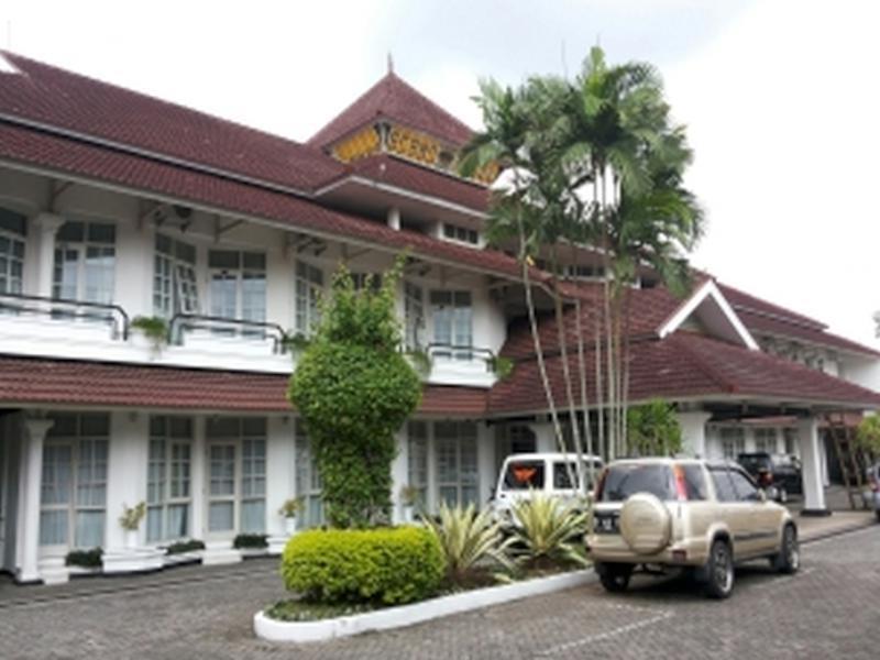 Urbanview Hotel Crown Tasikmalaya By Reddoorz Ngoại thất bức ảnh